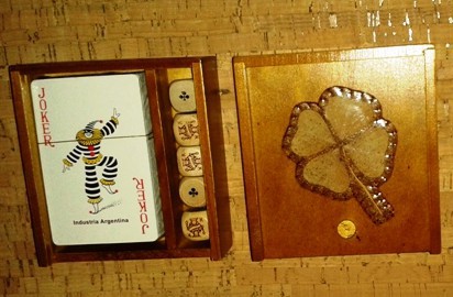 Caixa de madeira com Jogo de cartas e Póquer de dados (6€) esgotado
