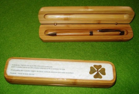 Caneta em bambu com estojo em bambu. Aplicação Trevo de Quatro Folhas. 14€ (esgotado)