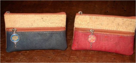 Carteira em cortiça, fecho duplo, c/ aplicação Trevo4Folhas 10€