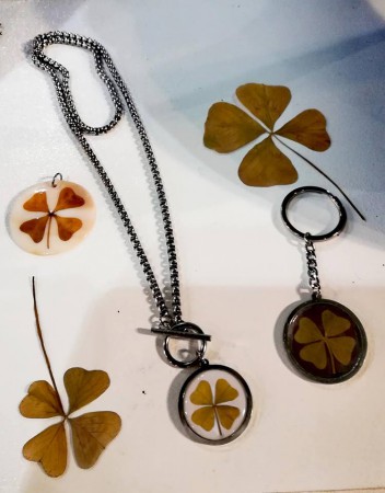 Colar e porta chaves em aço. Medalha Madreperola
